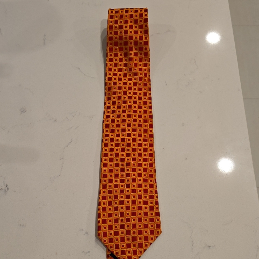 Elegant Orange Geometric Tie